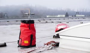 Seil und Helm Sicherheitsausrüstung auf dem Dach bei Nebel