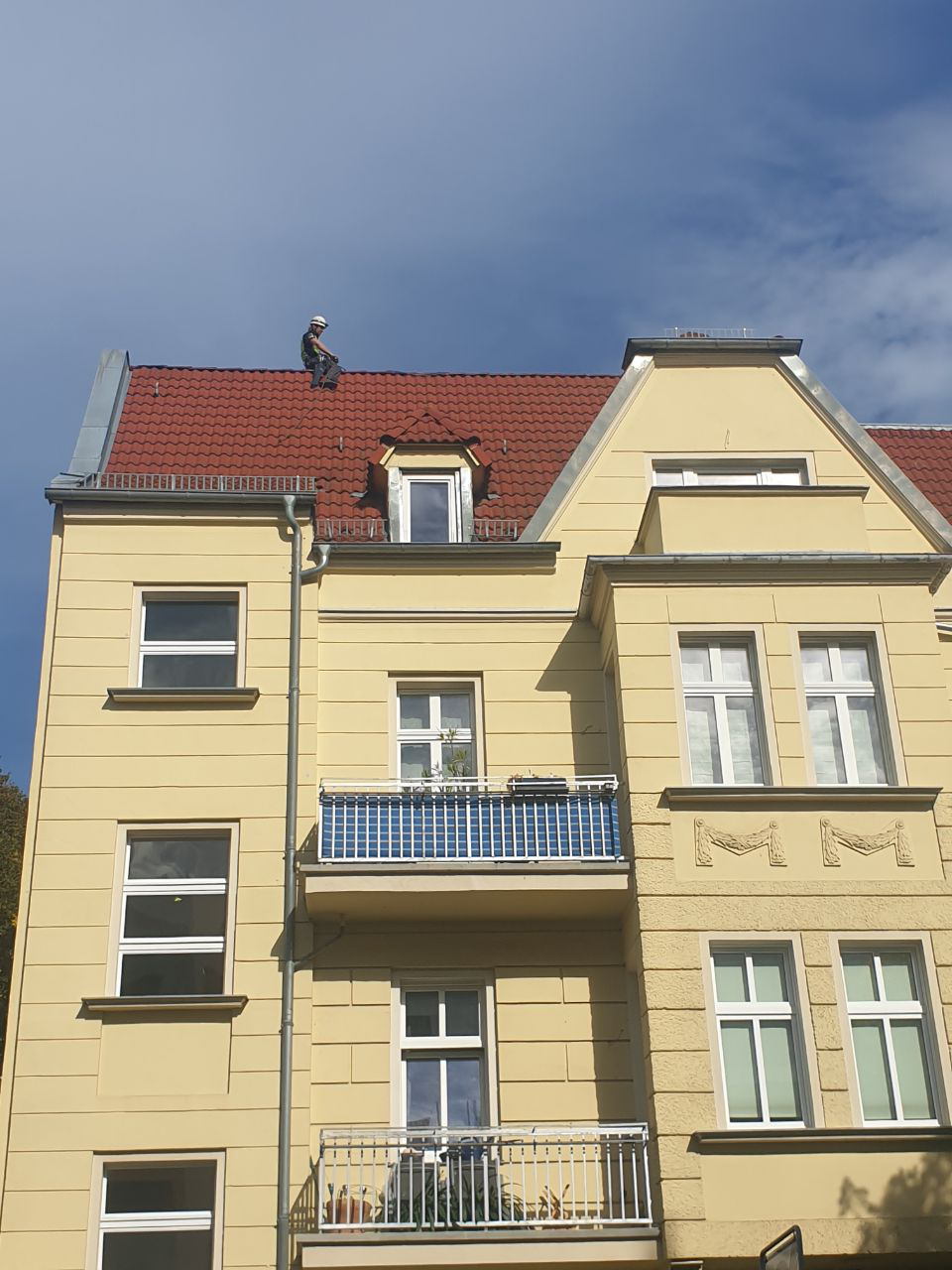 Reparierte Balkonunterseite nach farblicher Angleichung – der Schaden ist nicht mehr sichtbar.